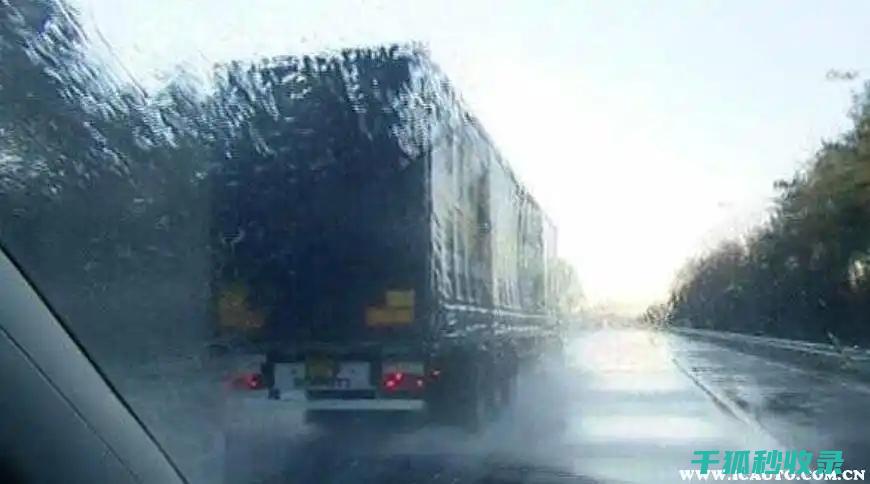 雨天行车秘籍：资深司机的实用经验 (雨天怎样安全行车)